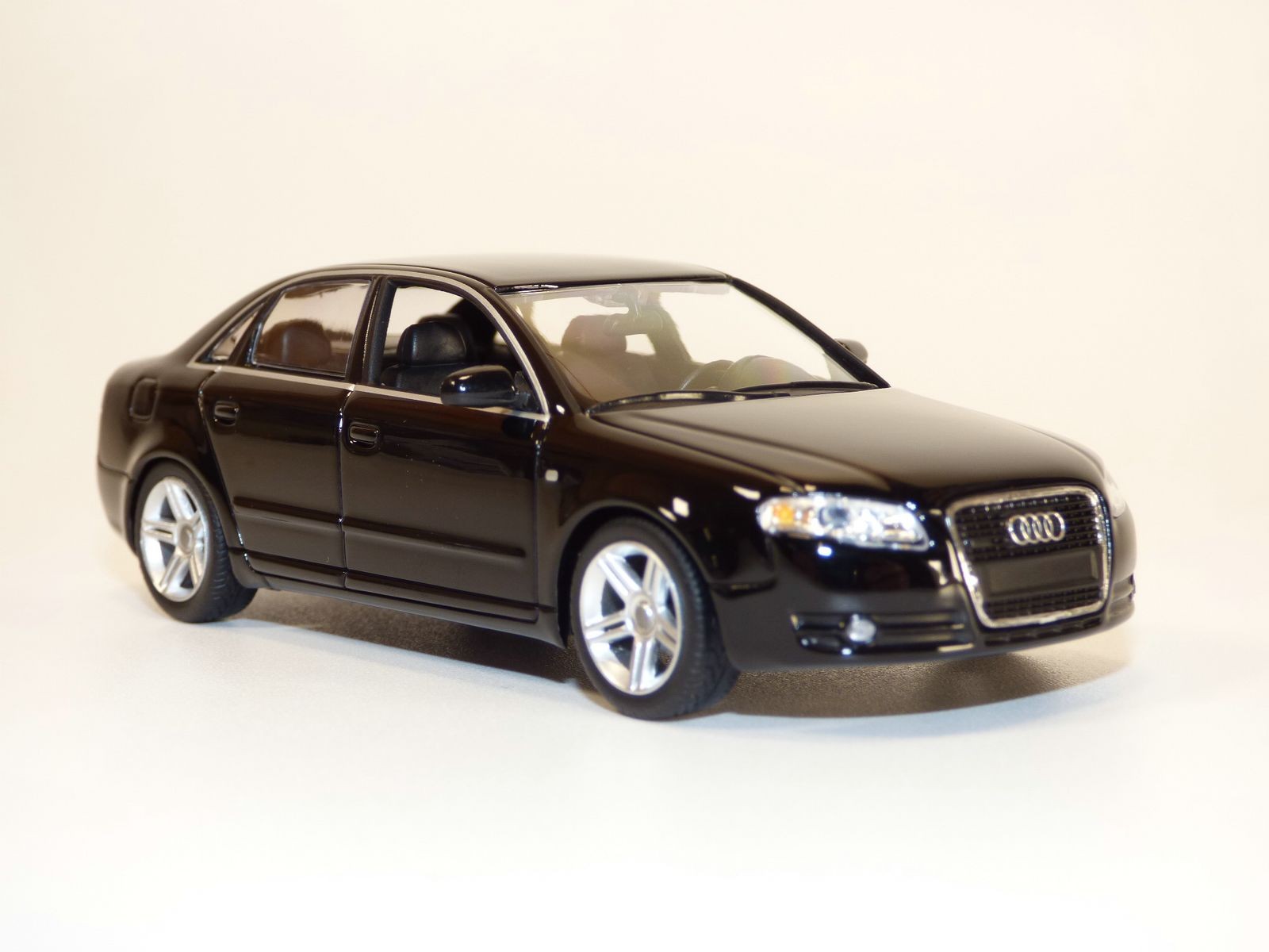 Audi A4 Avant 黒 1/43スケール Audi A4 Avant Brilliant Black 1:43 430010112 MINICHAMPS