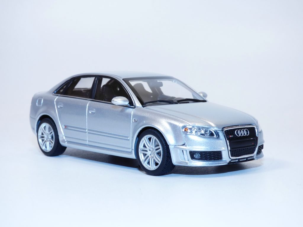 ディーラー特注 1/18 ミニチャンプス アウディ RS4 (B7)