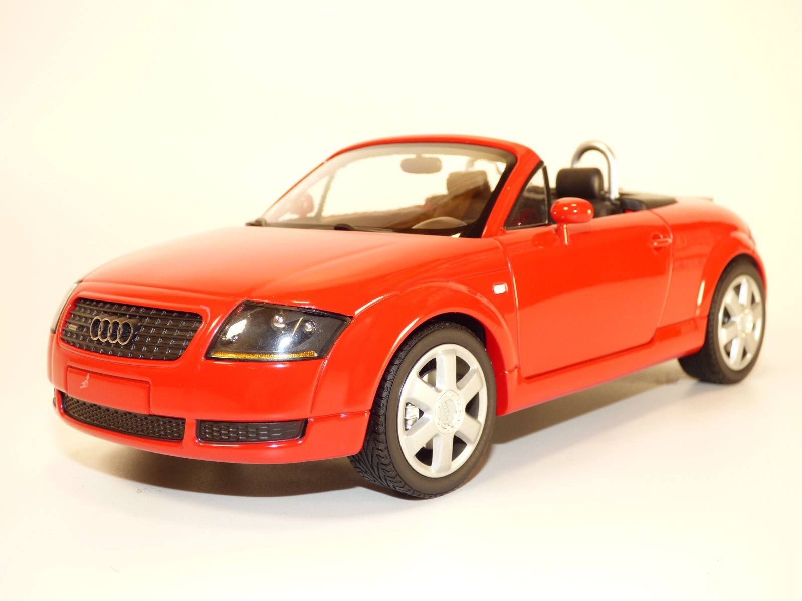 Voiture coupé sportif AUDI TT de 1998 de couleur rouge