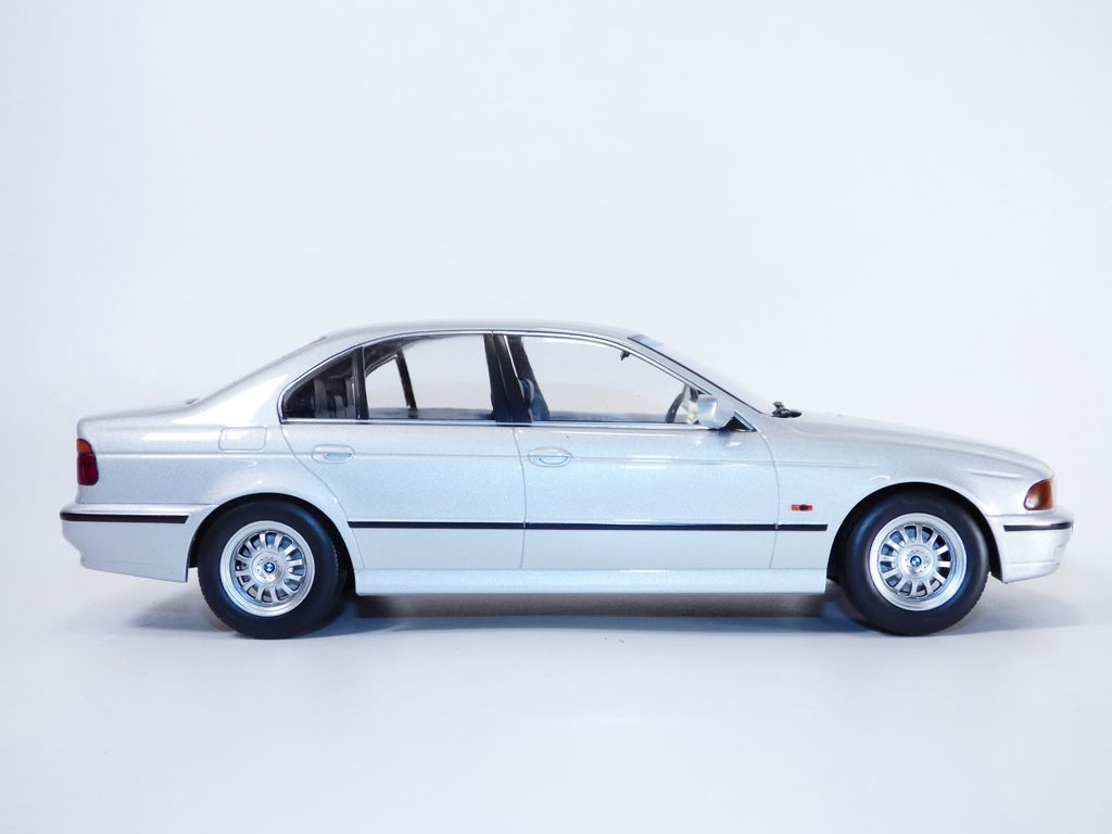 1997 BMW 540i (E39) Touring Gris Métallisé 1:18 KK-Scale KKDC181082