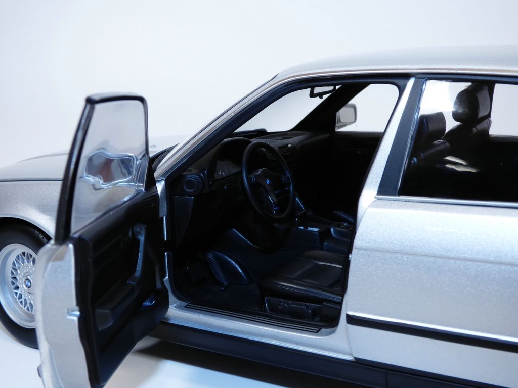 MINICHAMPS 1/18 BMW E34 535i ブラックメタリック BMW - 535i/ E34 1988 - Minichamps - 1/18 - Autos Miniatures