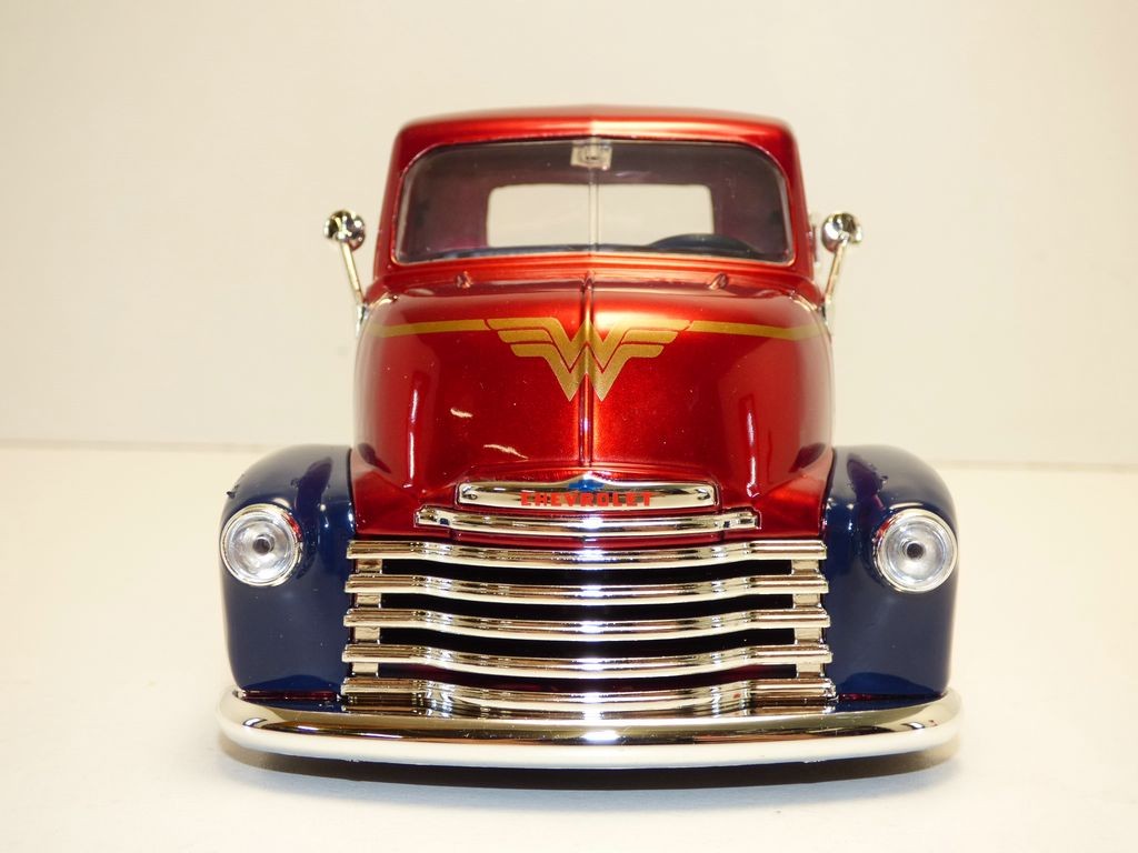 CHEVROLET COE pick up 1952 & figurine film Wonder Woman 1/24