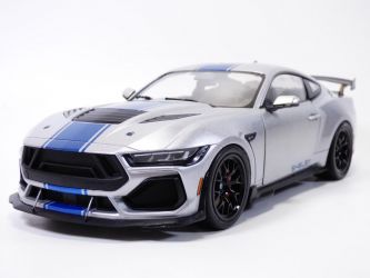 FORD MUSTANG SHELBY GT500 Super Snake gris métallisé / bandes bleues 1/18 2025