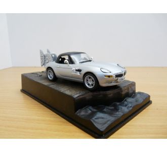BMW Z8 GRIS 1/43 DIORAMA FILM JAMES BOND LE MONDE NE SUFFIT PAS THE WORLD IS NOT ENOUGH 1999 MOVIE CAR MODELCAR MINIATURE DE FILM VOITURE DE FILM