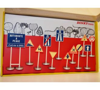 COFFRET COLLECTOR PANNEAUX DE SIGNALISATION ROUTIERE DINKY TOYS n°593 8719247564771