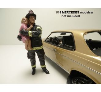 FIGURINE POMPIER US AVEC ENFANT DANS LES BRAS 1/18 AMERICAN DIORAMA 77460 699618774603 FIRE CHIEF SAPEUR POMPIER AMERICAIN  B076JJCVLQ
