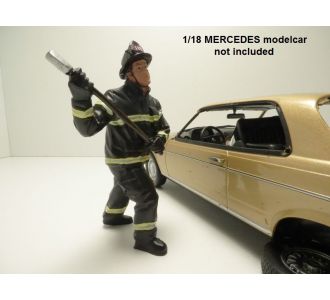 FIGURINE POMPIER US AVEC ENFANT DANS LES BRAS 1/18 AMERICAN DIORAMA 77460 699618774603 FIRE CHIEF SAPEUR POMPIER AMERICAIN  B076JJCVLQ