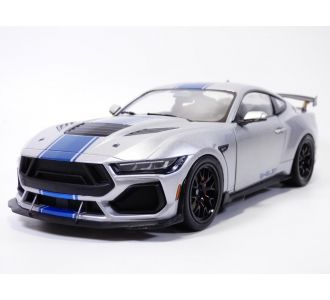 FORD MUSTANG SHELBY GT500 Super Snake gris métallisé / bandes bleues 1/18 2025