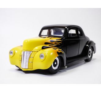 FORD DELUXE coupe 1940 HOT ROD noir & flamming 1/18  Eagle's Race Universal Hobbies
