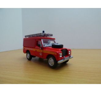 LAND ROVER DEFENDER 109 FOURGON SAPEURS POMPIERS FIRE BRIGADE SERIE 3 MKIII 1/43 CARARAMA 039 RED ROT ROSSO ROJO MK3 1977 FIRE RESCUE SERVICE
