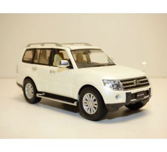 MITSUBISHI PAJERO 4WD BLANC 2010 1/43 FIRST 43 F43-075 4895102321780