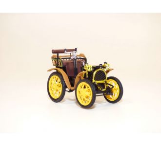 Très belle RENAULT Type A à l'échelle 1/43
Cette RENAULT Type A de 1899 est tout simplement la première Renault produite en série de l'histoire de la marque
Vendue neuve en boite vitrine, en métal !