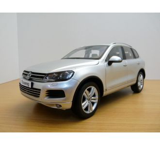 VW TOUAREG GRIS METALLISE 2010 1/18 KYOSHO 08821CS VOLKSWAGEN SILVER SILBER ZILBER RESTYLE PHASE 2 II V6 TDi