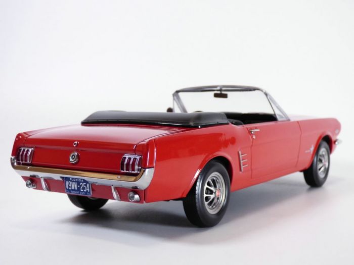 FORD MUSTANG cabriolet 1966 rouge 1/18