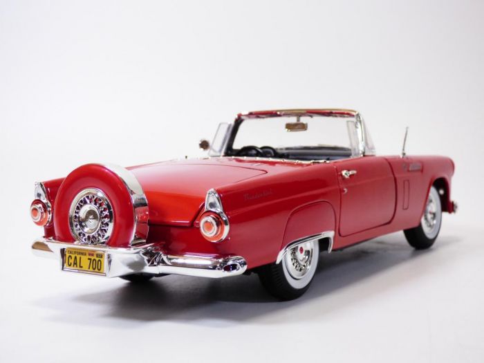 ERTL – Ford Thunderbird 2002 – James Bond : Meurs Un Autre Jour – Échelle 1/18 – Miniature Neuve