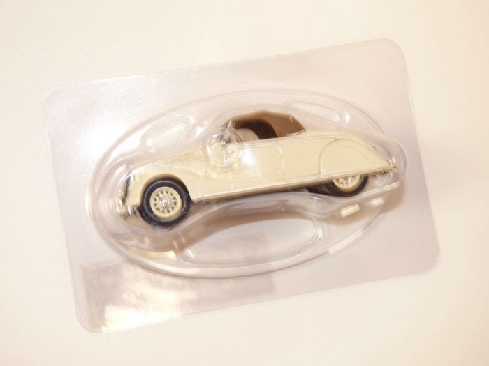 Renault Viva Grand Sport Cabriolet 1935 - a photo on