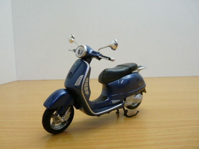 Maisto vespa 1 18 store