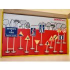 Coffret 12 PANNEAUX DE SIGNALISATION ROUTIERE Dinky Toys