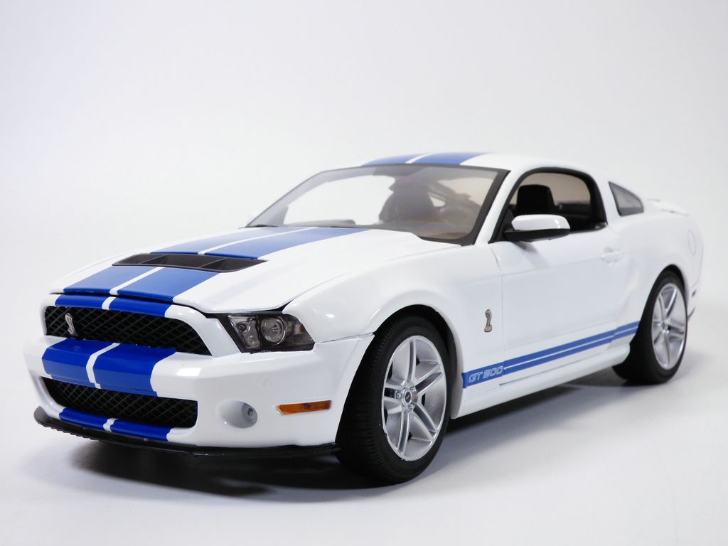 FORD MUSTANG SHELBY GT500 blanc Performance & bandes bleues FORD MUSTANG SHELBY GT500 blanc Performance & bandes bleues