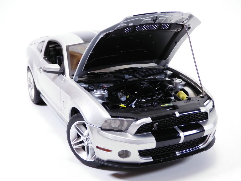 FORD MUSTANG SHELBY GT500 gris Ingot & bandes noires 1/18