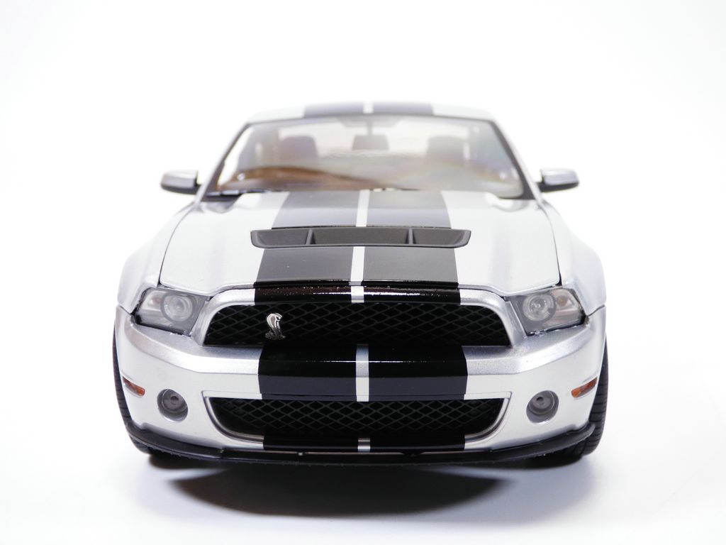 FORD MUSTANG SHELBY GT500 gris Ingot & bandes noires 1/18