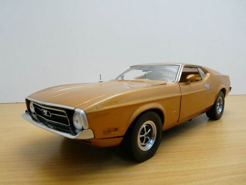 FORD MUSTANG SPORTROOF marron medium 1/18 FORD MUSTANG SPORTROOF marron medium 1/18