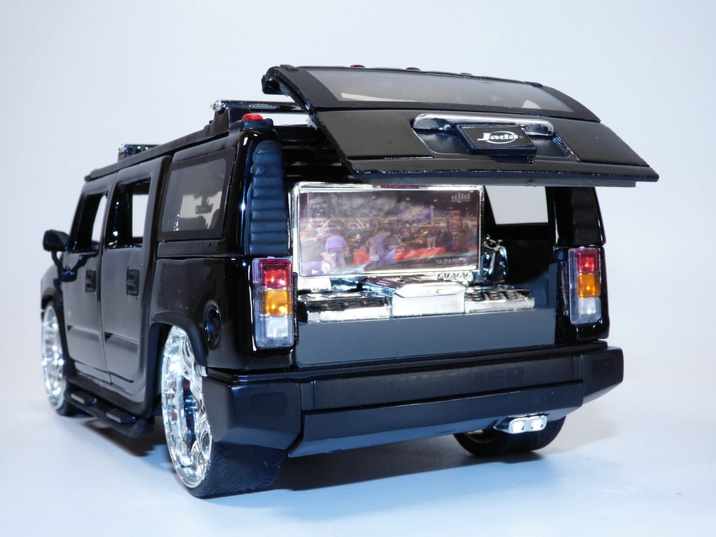 Hummer H2 Noir Surélevé SUT 1/24 – 4x4 Off Road Tuning, Miniature Neuve