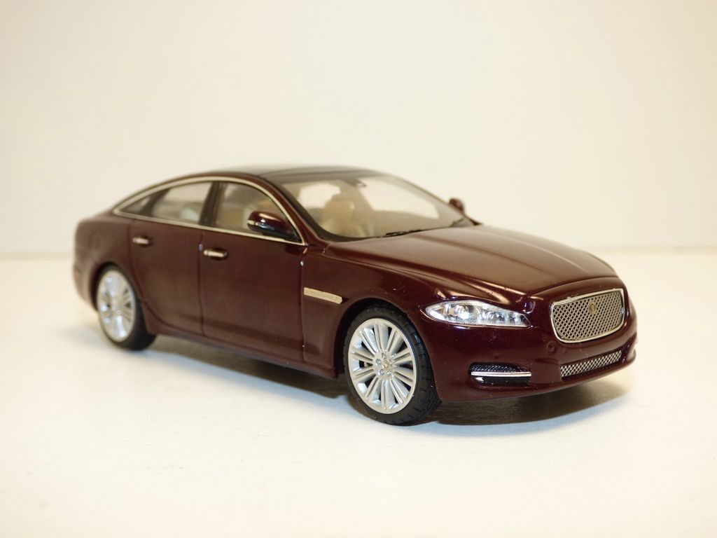 JAGUAR XJ 2010 bordeaux caviar 1 43 JAGUAR XJ 2010 bordeaux caviar 1 43
