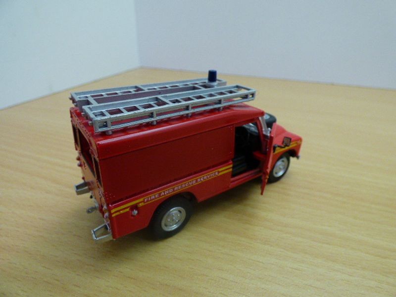 Land Rover Defender 109 Fourgon Pompier Gb 1 43 Ebay