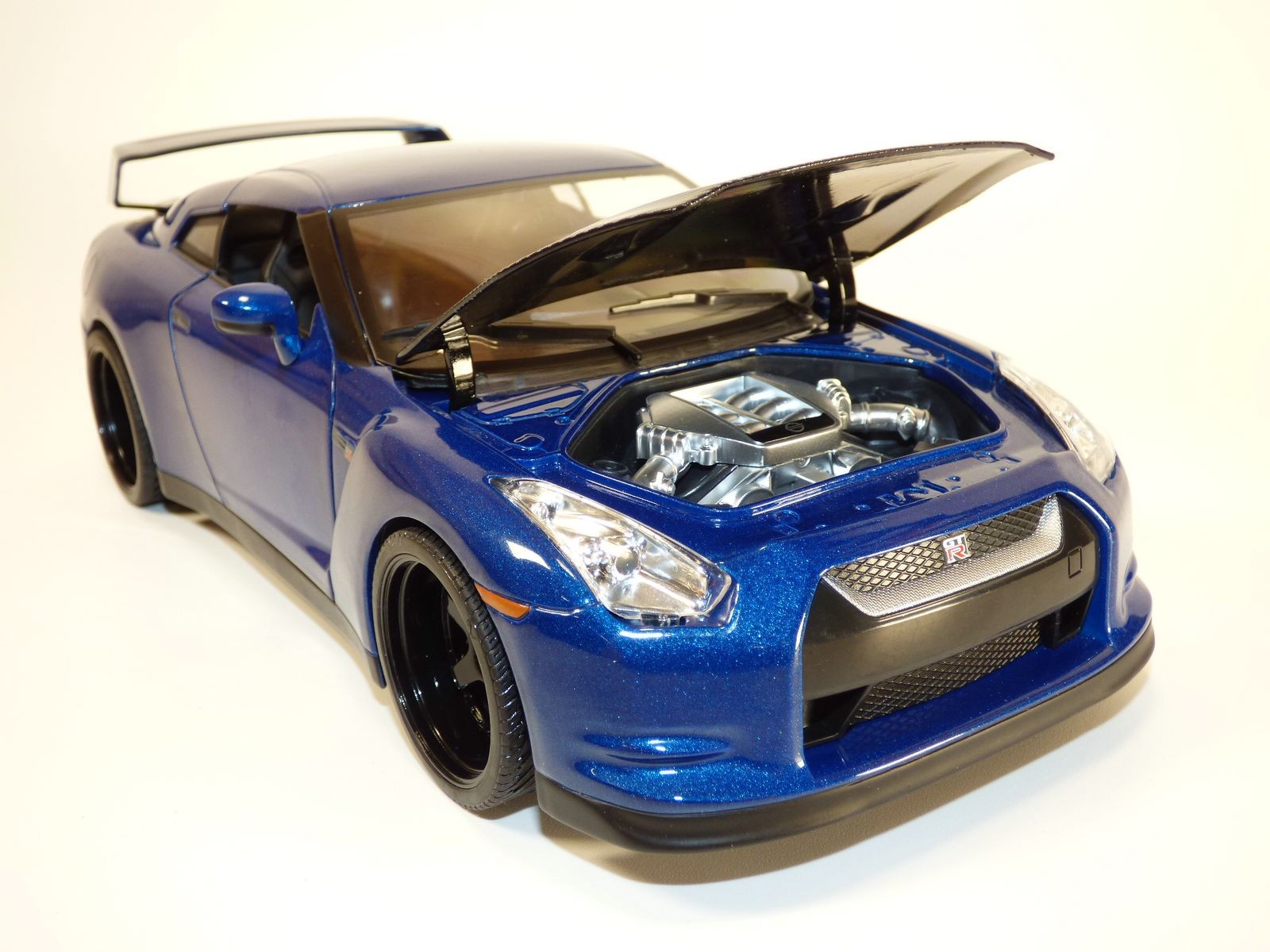 Brian's NISSAN SKYLINE GTR Film FAST AND FURIOUS 7 1/18 lumières & figurine - Foto 5 di 13