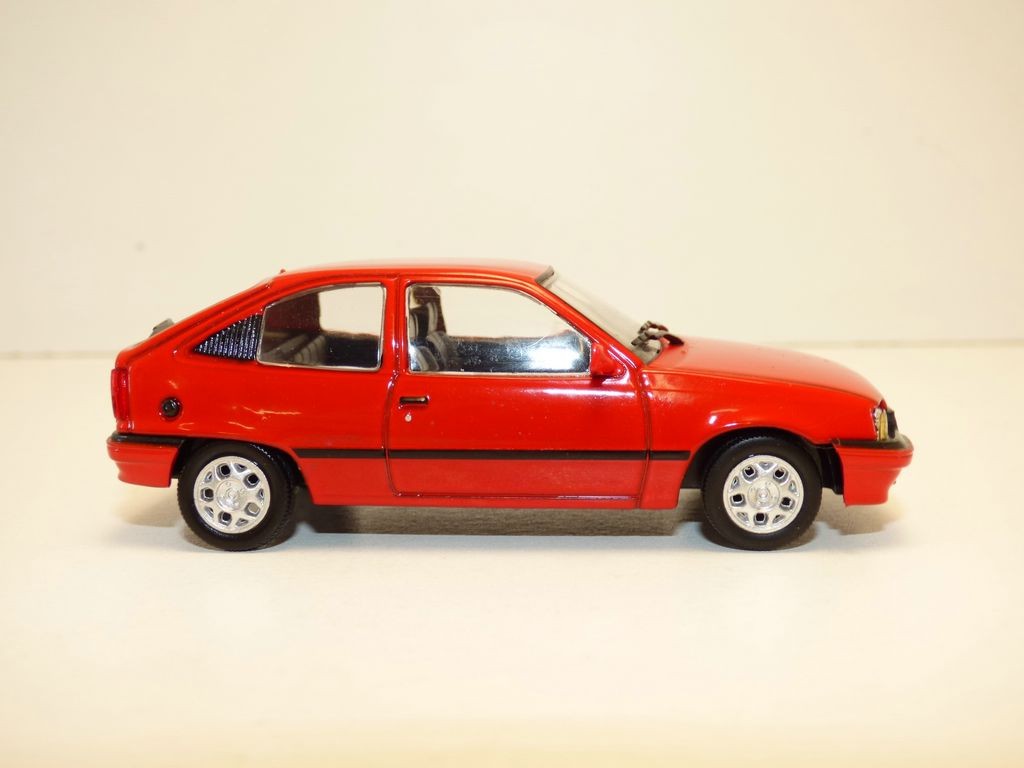 1//43 CHE24 CHEVROLET KADETT HATCH SL 1.8 1991