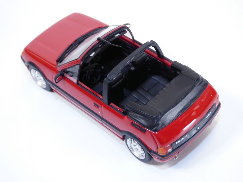 Miniature MINICHAMPS Peugeot 205 CTI Cabriolet 1990 – Rouge – Échelle 1/43 – Neuf