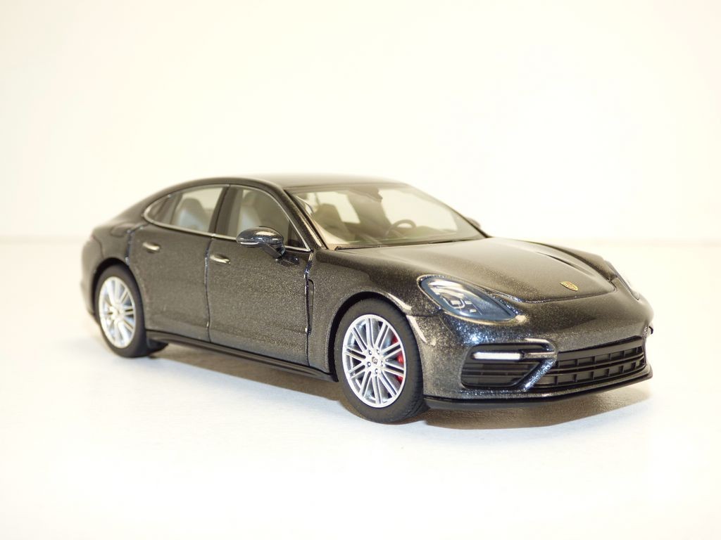 2. gen. año de fabricación 2016 volcán gris metalizado 1:43 Herpa Porsche panamera turbo