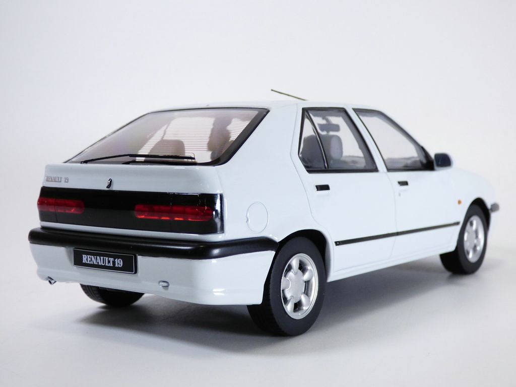 RENAULT 19 - R19 berline blanc 1/18 phase 2 RN RT RXE