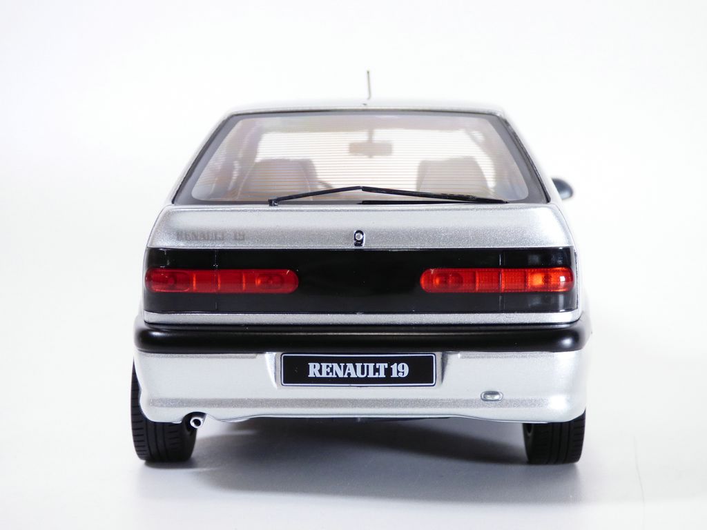 1024px-1989_Renault_19_GTS_(