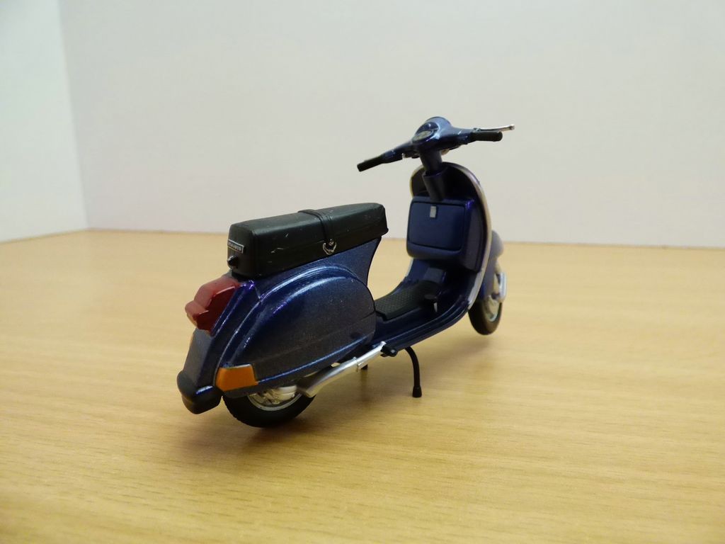 Vespa Piaggio P150X 1978 Blue 1:18 Model 4272B MAISTO