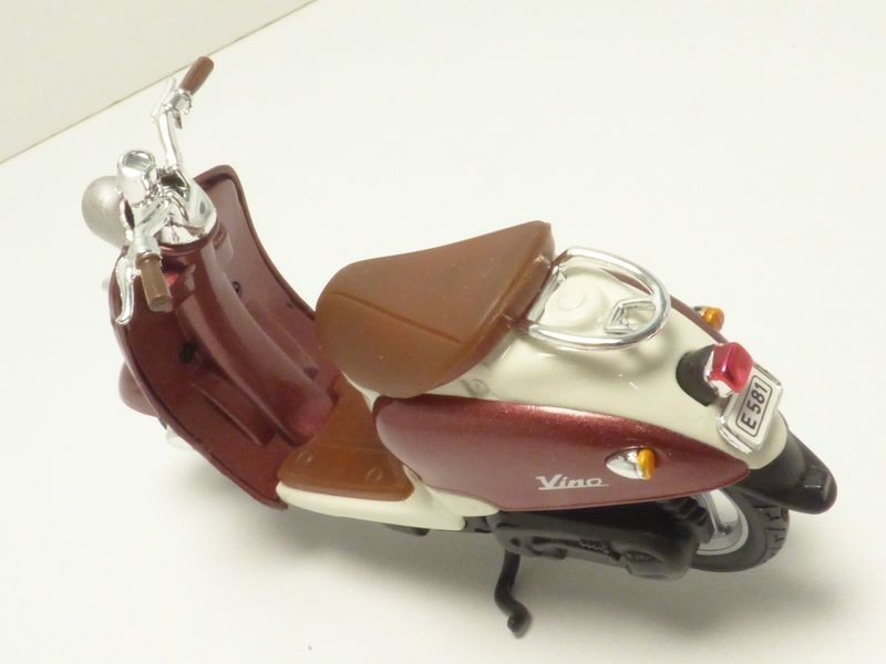Scooter YAMAHA VINO YJ50R bordeaux 1/18 - Imagen 3 de 5