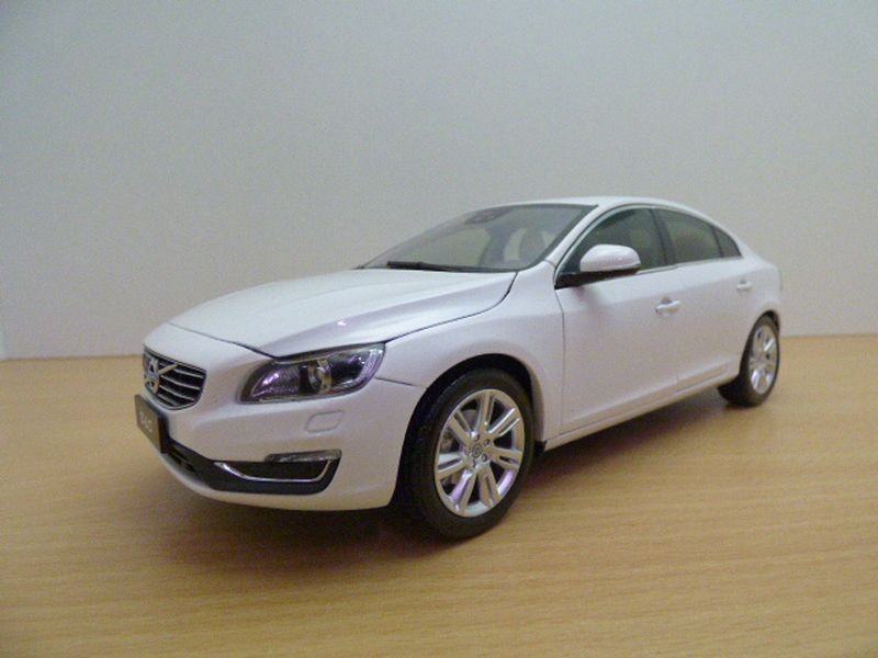 VOLVO S60 blanco perle Crystal 1 18 VOLVO S60 blanco perle Crystal 1 18