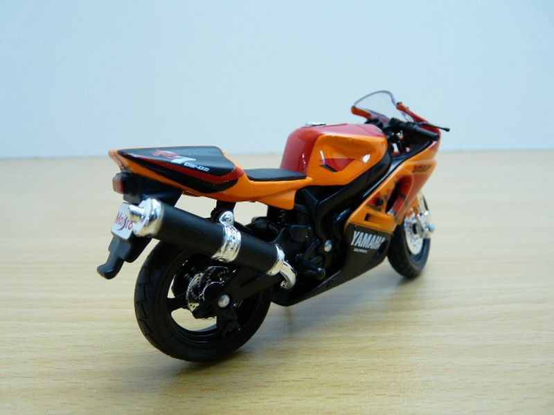 Moto YAMAHA YZF R7 OW-02 arancione 1/18 - Foto 2 di 5