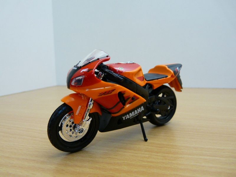 Moto YAMAHA YZF R7 OW-02 arancione 1/18 - Foto 1 di 5