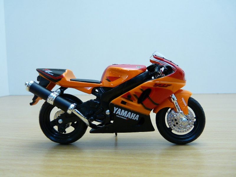 Moto YAMAHA YZF R7 OW-02 arancione 1/18 - Foto 5 di 5