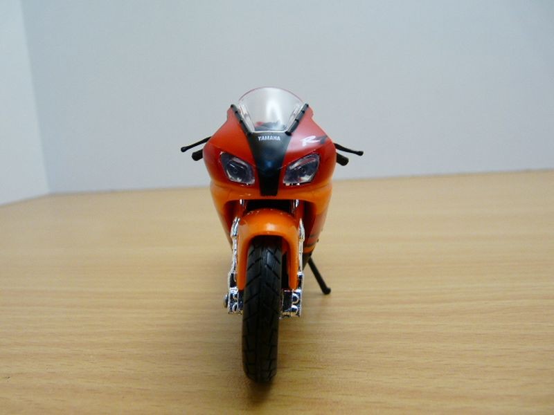 Moto YAMAHA YZF R7 OW-02 arancione 1/18 - Foto 4 di 5