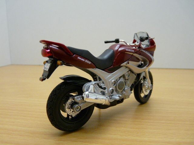 HON5 Motorrad 1//24 Super Bikes Altaya Yamaha TDM 900