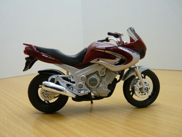 HON5 Motorrad 1//24 Super Bikes Altaya Yamaha TDM 900
