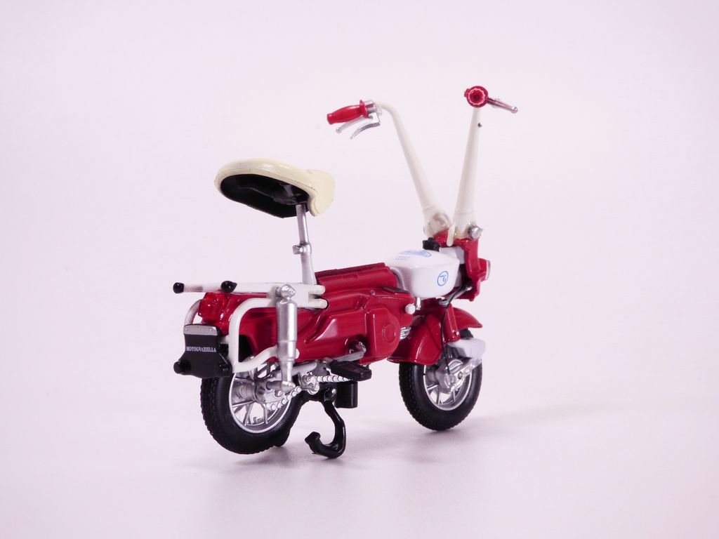 red CARNIELLI Motograziella Atlas 1:18 white